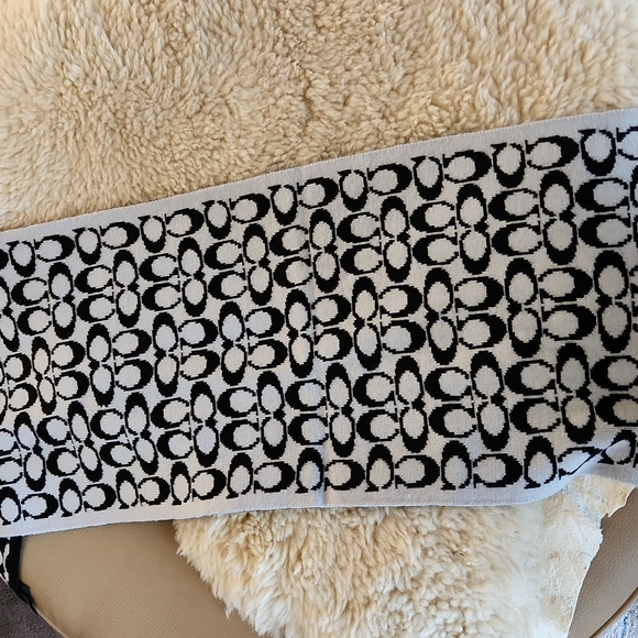 Beautiful NWT Coach Knit Signature Logo Scarf 🖤🧣🎁 - Picture 9 of 12